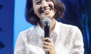 朱丹周一围街头牵手送娃上学，当年“缺席丈夫”争议再起波澜，真实婚姻藏在柴米油盐里