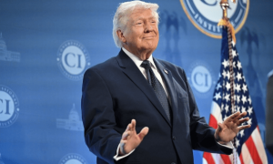 事情闹大了！特朗普在空军一号上，锁定下一个目标？中俄都动了