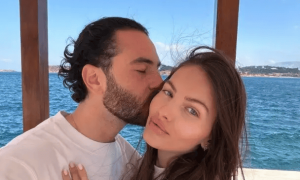 全球最美女孩晒照官宣订婚 六岁时因一张照片走红全世界